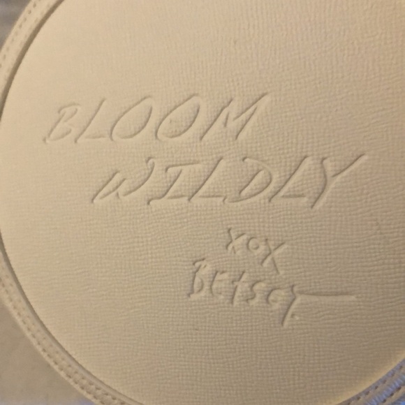 Betsey Johnson White Multi Round Kitsch  Daisy Flower Crossbody Bag NWT - Picture 9 of 16